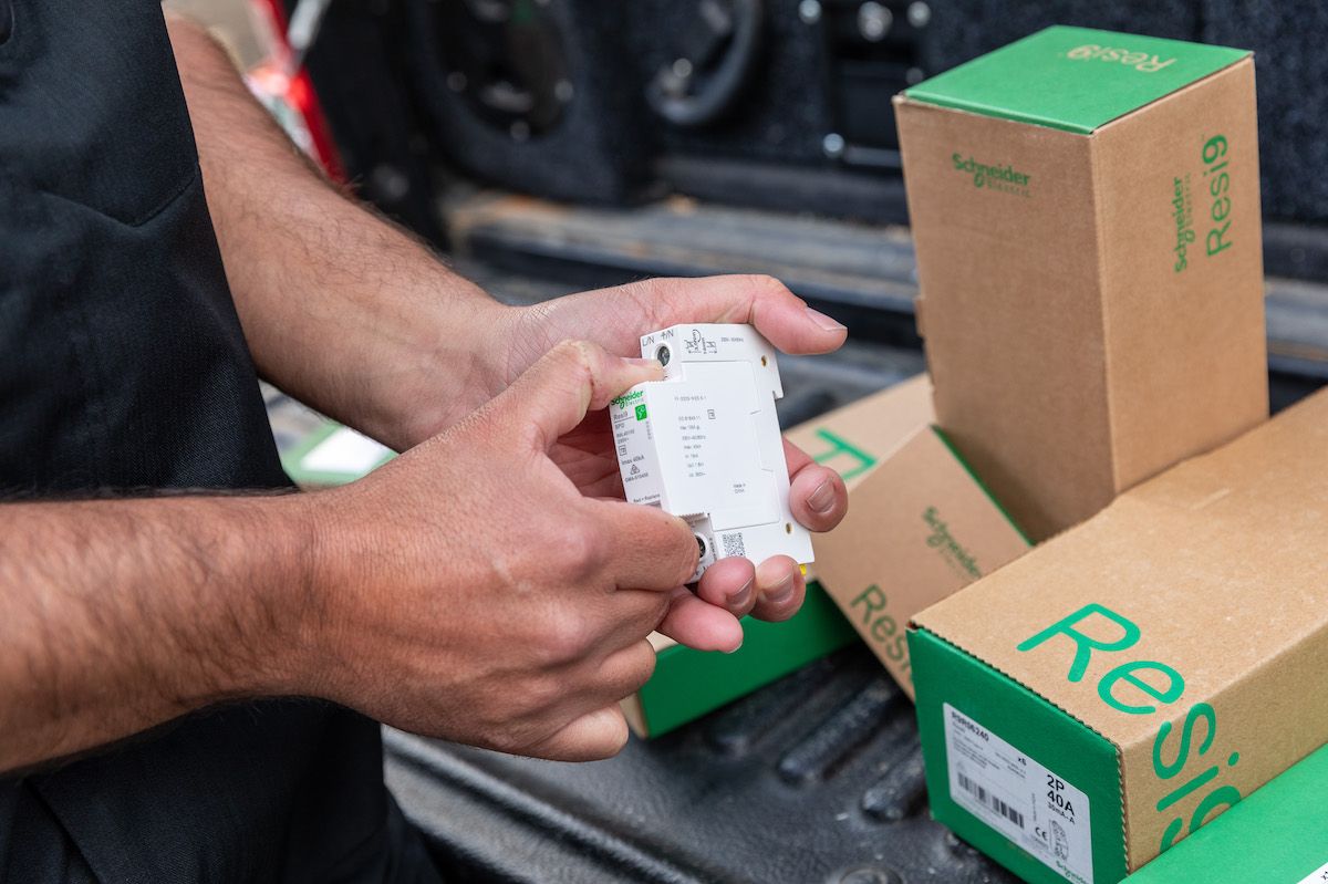 contractor holding circuit protector